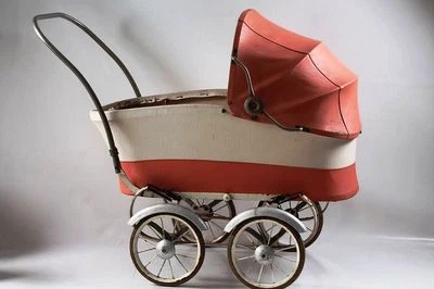 Ancien Poussette Pour Enfant DDR Top Décoration Jouet Rouge Vintage - Photo 1/4