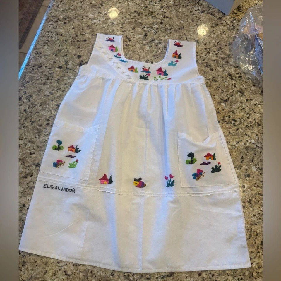 Vestido Delantal Blanco Bordado Colorido Floral Bordado a Mano El Salvador Foto 1 de 1