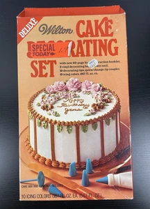 Vintage Wilton Deluxe Cake Decorating Set; 40 Page Booklet, 2 Decorating Bags... - Picture 1 of 3