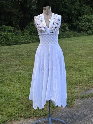 Vestido de novia mexicano estilo halter blanco vestido-bordado floral y cintura crochada Foto 1 de 4