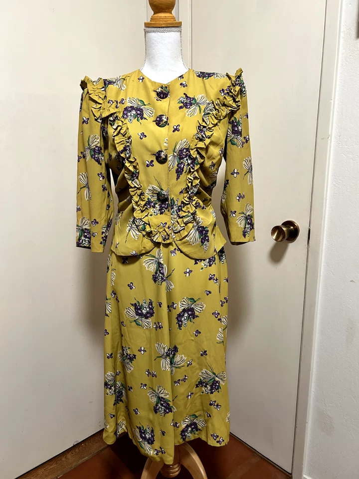 1940/41, probablemente, Falda y Top Amarillo con Estampado de Flores de Lavanda, Probablemente Rayón, Foto 1 de 4