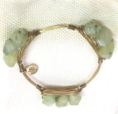 Brazalete Brazalete Bourbon&Bowties Envuelto en Alambre Tono Dorado Adornado Piedra Chakra Verde Foto 1 de 4