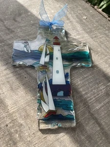 Handbemaltes Joan Baker Glas Kreuz Sonnenfänger Leuchtturm Segelboote religiös - Bild 1 von 9