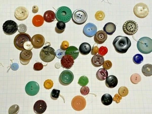 Mixed LOT of VTG Buttons Plastic Celluloid Green Yellow Blue Red Glass Purple - Picture 1 of 11