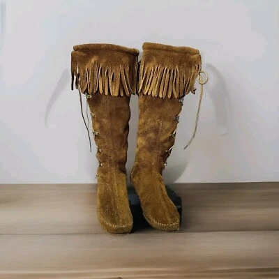 Botas Minnetonka femininas tamanho 7 marrom camurça lateral com cadarço franja altura do joelho - Imagem 1 de 4
