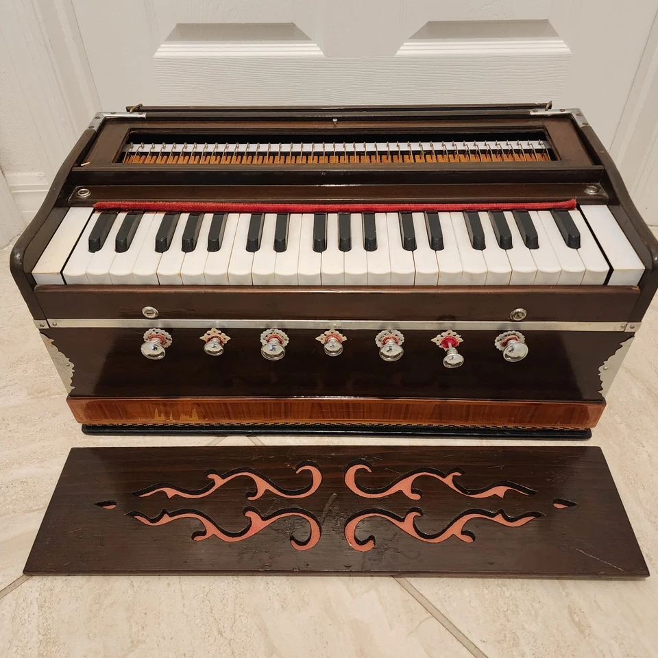 Instrumento musical HARMONIUM 39 teclas ** Se vende como está para piezas / reparación ** Foto 1 de 4