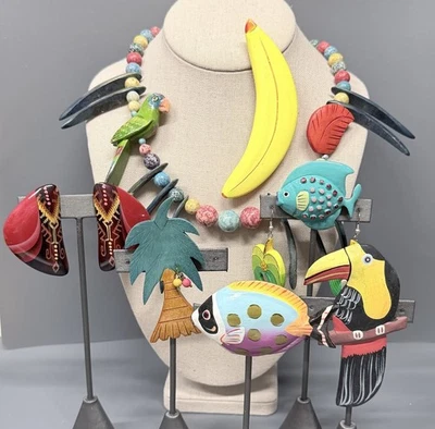 Лот винтажных деревянных ювелирных изделий тропический остров тема попугай ожерелье рыбы броши - Изображение 1 из 4