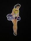 Igol Öi Oil Blechschild Shape Pin Up Girl Pinup Motiv 1949 Frankreich Motiv 1/3