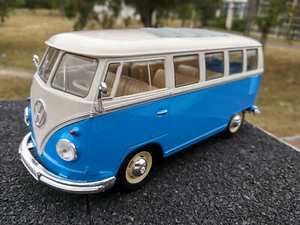 VW Bus Combi Volkswagen T1 bleu et blanc vitré1/24eme 17cm neuf en boite - Foto 1 di 6