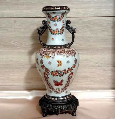 Jarrón antiguo de 16" con base de metal ornamentado asas dobles botines florales y mariposas Foto 1 de 4