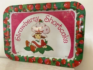 VINTAGE STRAWBERRY SHORTCAKE METALL TV TABLETT KLAPPBAR AMERIKANISCHE GRÜSSE 1981  - Bild 1 von 10