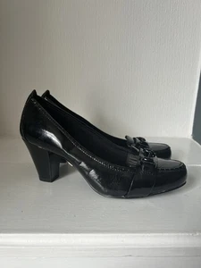 Clarks Softwear Black Patent Leather Court Shoes - Round Toe - Size 7 just - Picture 1 of 7