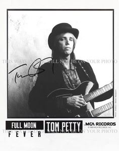 TOM PETTY AUTOGRAFO FIRMATO 8X10 RPT FOTO PROMO IMPARARE A VOLARE - Foto 1 di 1