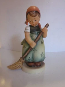 Vintage Goebel Hummel Figur #171 "Kleine Kehrmaschine" 4,5 Zoll groß TMK-5 - Bild 1 von 3