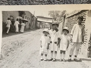 Vintage 1910s-1920s China Photograph Peking Kids umbrellas snapshot - Picture 1 of 4