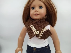 Sciarpa all'uncinetto adatta per bambole American Girl 18" vestiti per bambole marrone con fiore giallo - Foto 1 di 3
