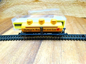 Model Power N Scale 35' Hudson's Bay Oil & Gas ULTX 77976 Tri-Dome Tank Car - Picture 1 of 8
