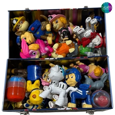 Caja de transporte de hojalata Paw Patrol con 30 juguetes Paw Patrol incluyendo Skye, Escombros, Persecución Foto 1 de 4