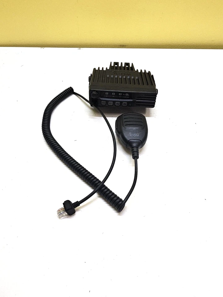 Icom IC-F221S 440-490 MHz UHF 45 Watt Two Way Radio w Mic IC-F221 - Image 1 of 4