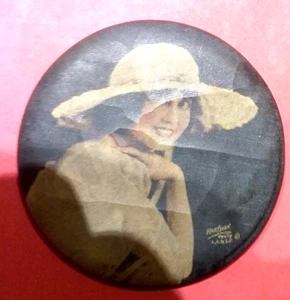 (Pgasteelers1) Smiling young lady wearing large hat -Shape Round - Size 2 1/8"🌠 - Picture 1 of 3