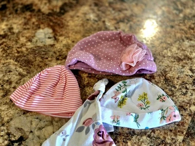 Lote de 4. Gorros y diadema Gerber, Carter's para bebé niña ligeramente usados Foto 1 de 4