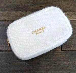 Chanel Beaute' Limited Edition 2024 Zip Cosmetic Makeup Bag Pouch Snowflake Pull - Picture 1 of 5