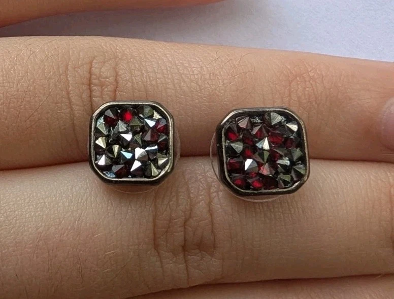 Aretes cuadrados Kenneth Cole rojo tono plata cristal Foto 1 de 3