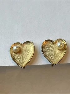 VTG Giovanni Textured Gold tone Heart Leaf Faux Pearl Screw Back Earrings 0.7” - Picture 1 of 10