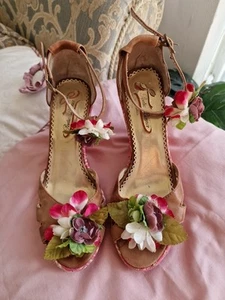 Scarpe a scelta irregolare (licenza poetica) taglia 4 - Foto 1 di 6
