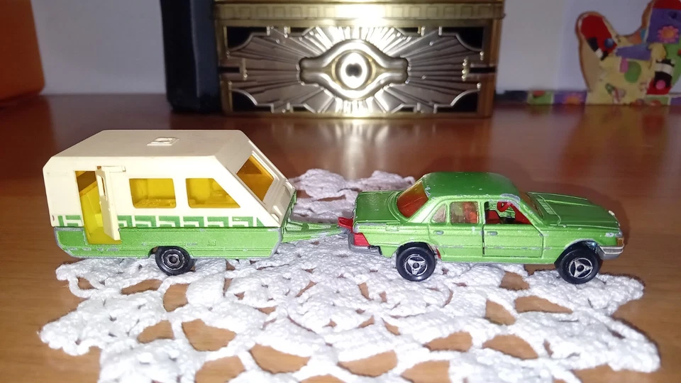 Majorette 1:60/1:70, N°249: "Mercedes 450 SE" + N°325 "Caravane"! - Immagine 1 di 4