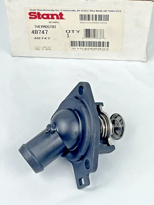 Termostato de refrigerante de motor Stant 48747 / Conjunto de salida de agua con carcasa Foto 1 de 4