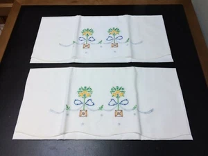 Vtg Pair Topiary Embroidered Pillowcases 21x29 Poly/Cotton - Picture 1 of 8
