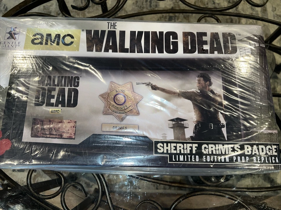 Suave Gigante Walking Dead Sheriff Rick Grimes Insignia Utilería y Réplica Autógrafo Foto 1 de 3