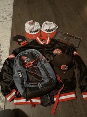 Jaqueta, chapéus, mochila, etc. itens para membros do ingresso de temporada Cleveland Browns Novo - Imagem 1 de 4