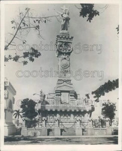 1929 Press Photo Firemen Monument Colon Cemetery Havana Cuba - Picture 1 of 2