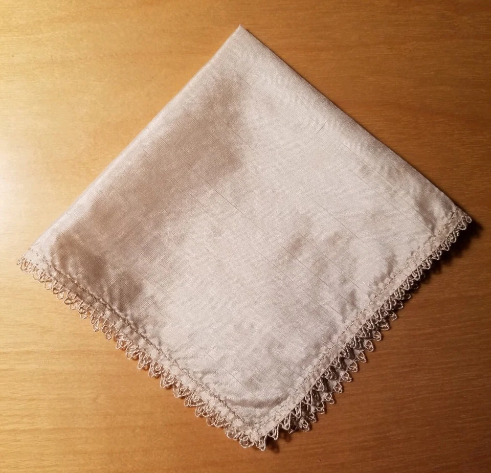 复古优雅象牙丝绸婚礼手帕钩针编织装饰 10 x 10 3/8 — 第 1/4 张图片