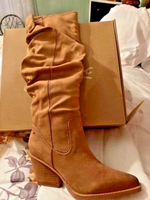 НОВЫЙ! Zodiac женщин Riau желтовато-коричневый замшевые ботинки размер 7 м новый с ярлыками - Изображение 1 из 2