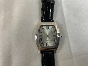 Quartz watch. Tonneau / Barrel Case Shape. Unisex. Classic Look. Roman Numerals - Picture 1 of 7