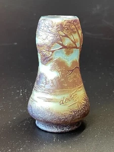 AN ENCHANTING LAKE LANDSCAPE CAMEO VASE BY DEVEZ - Picture 1 of 14