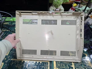 Commodore C64 Estuche Inferior Exacto SOLO-Intacto-Buenos Agujeros para Tornillos-OK-Piezas-LEER TODO - Imagen 1 de 17