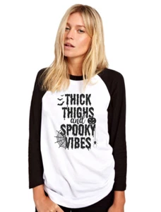 Thick Thighs & Spooky Vibes Girls Baseball Top Witch Halloween Party Spell Goth - Afbeelding 1 van 4