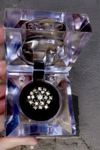 Simulierter runder Cluster-Ring mit Diamanten abgestuft, groß. 18 Karat Weißgold Größe 6,5 - Bild 1 von 4
