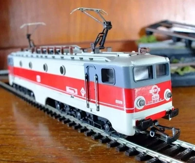 Jouef 8892 HO gauge Renfe Class 276 electric loco in grey with red stripe livery - Image 1 of 4