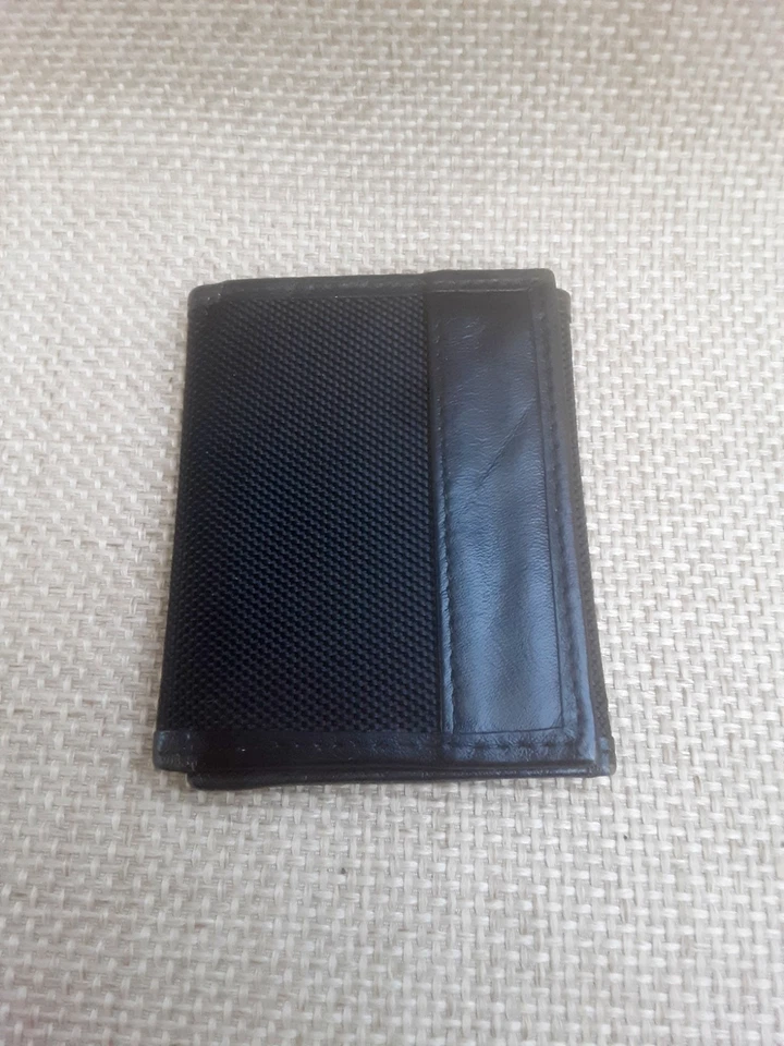 Cartera Travelon para hombre negra de malla de polietileno y cuero triple Foto 1 de 4