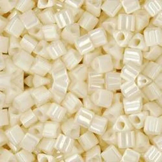 Navajo Blanco - Cuentas Semilla Toho Triángulo 8/0 (1 Onza) Foto 1 de 1