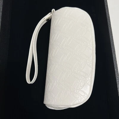 Estuche de gafas de sol Oakley blanco para mujer con cremallera logotipo en relieve ligero suave Foto 1 de 4