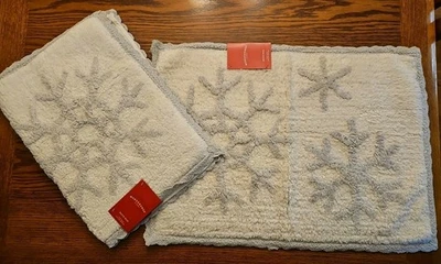 2-WONDERSHOP-AT TARGET-BATH RUG-17 X 24-WHITE W/GREY SNOWFLAKE AND TRIM-NEW! - Image 1 of 4