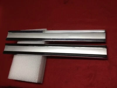 65 1965 Buick LeSabre panel trasero molduras cromadas entre luces traseras. Foto 1 de 4