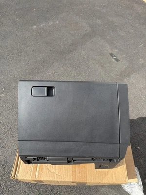 Guantera Volkswagen Jetta 2019-2024 almacenamiento 17B857097 negra OEM  Foto 1 de 4