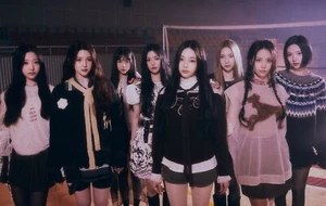 K-POP Hearts2Hearts 1st Single Album The Chase Photobook B Ver. CD+P.Book+P.Card - Picture 1 of 8